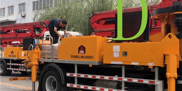 混凝土泵車在使用、維修時(shí)要注意哪些